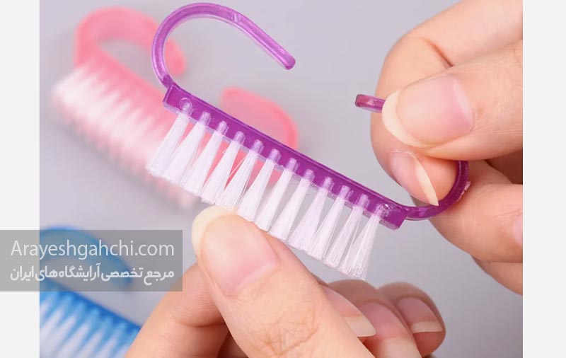 تمیز کردن ناخن با برس